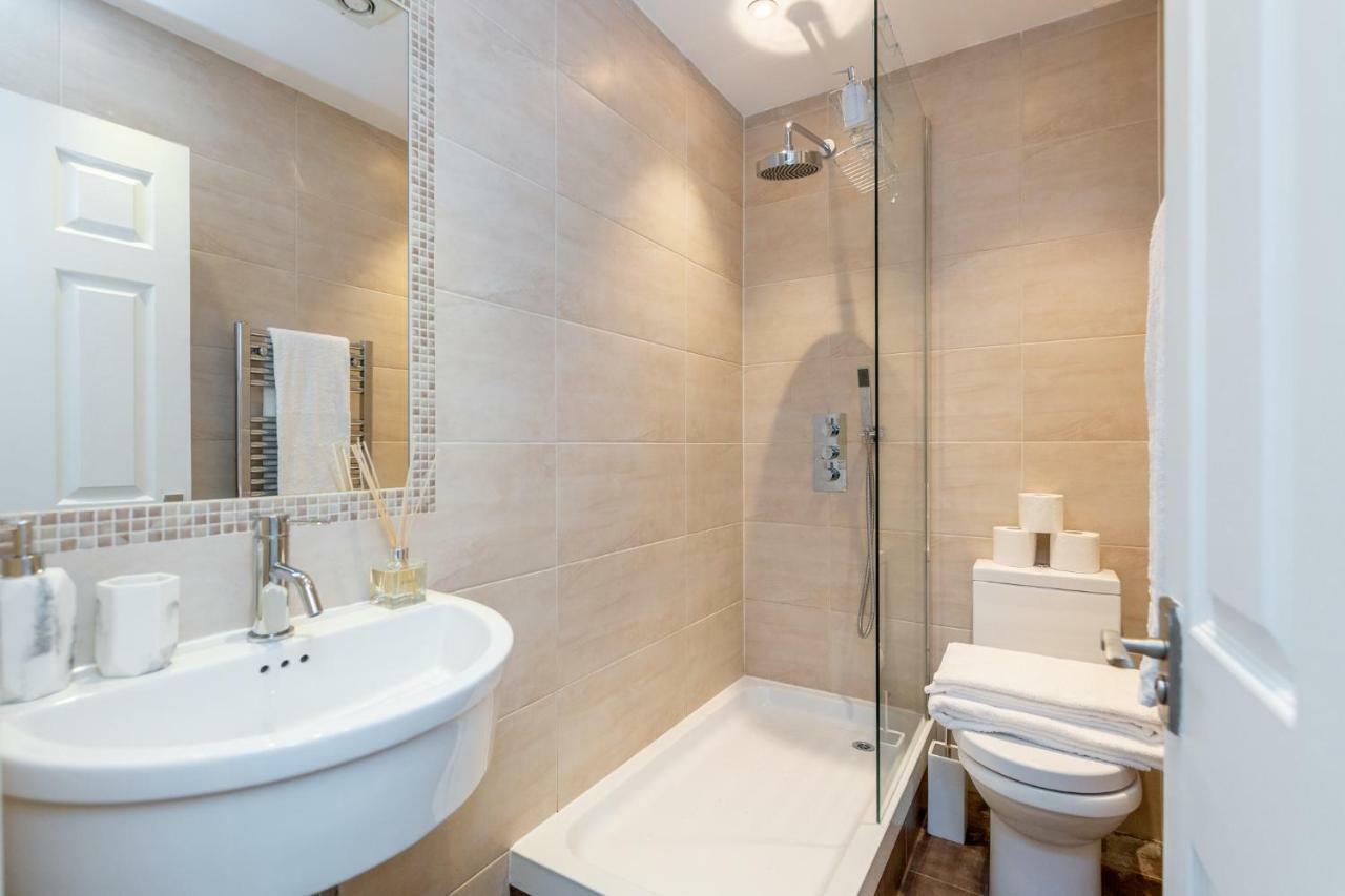 Elegant 3Bed Apartment In Kensington Olympia London Bagian luar foto